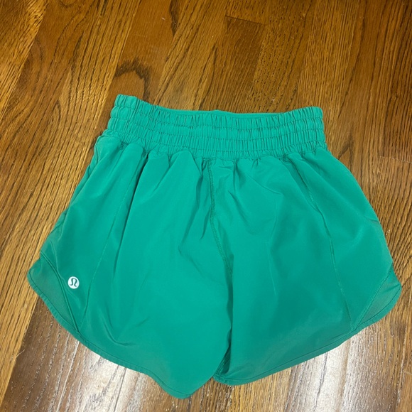 EUC lululemon Hotty Hot High-Rise Lined Short 2.5" in Kelly Green Size 0 - Picture 2 of 3